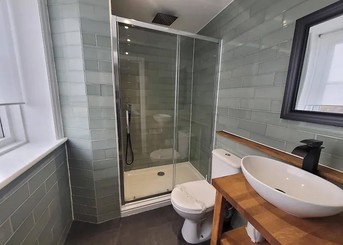 New County Hotel & Serviced Apartments By Roomsbooked