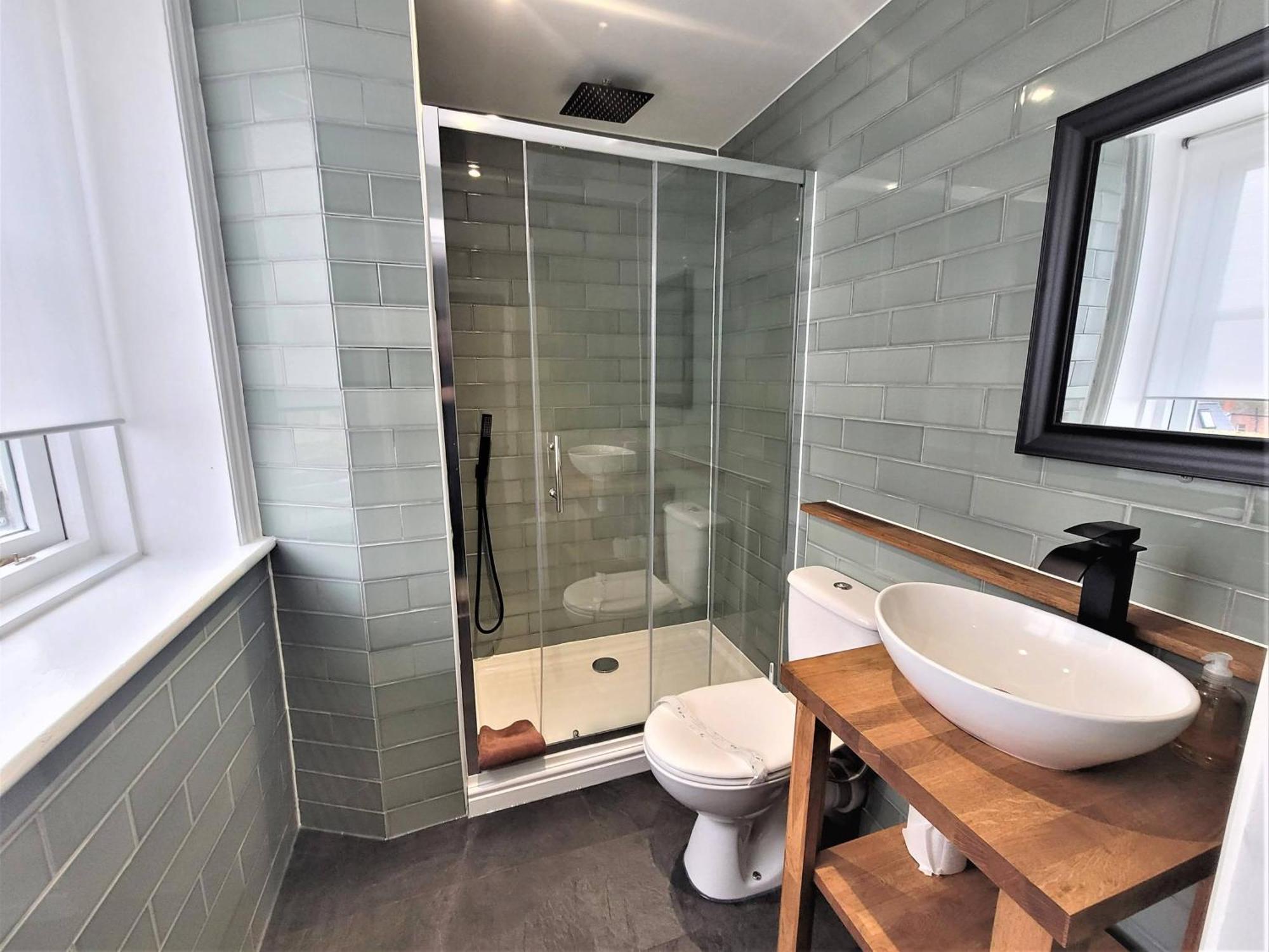 Hotel New County & Serviced By Roomsbooked